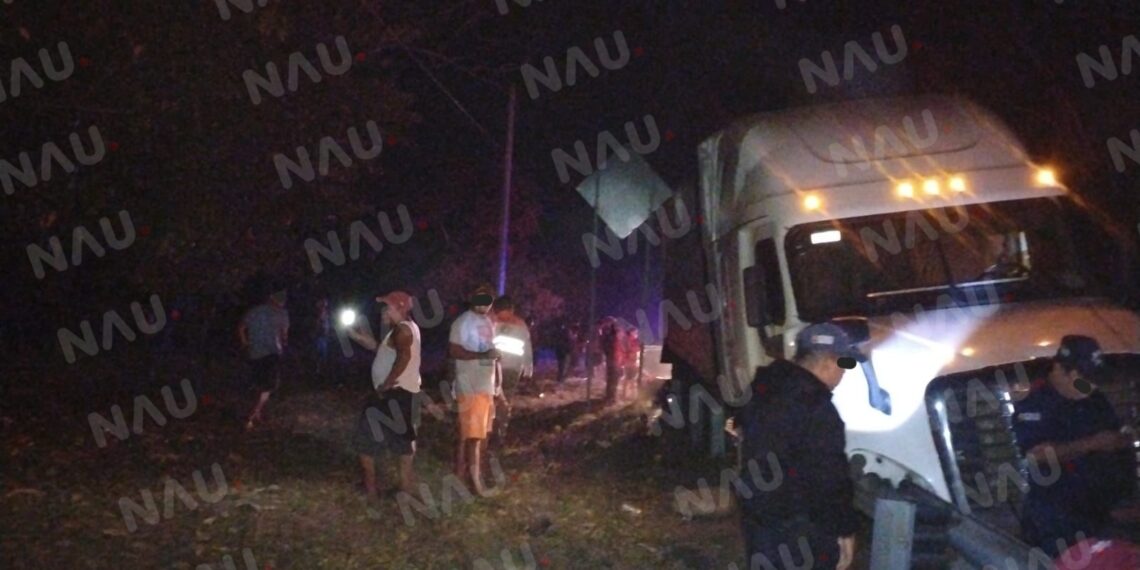 Tráiler sufre accidente en Mapastepec