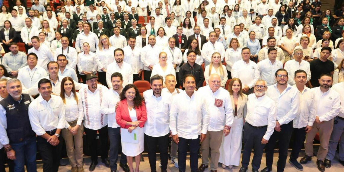 Eduardo Ramírez acompaña a Zoé Robledo al informe de actividades del titular del OOAD del IMSS en Chiapas