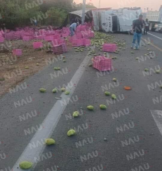 Vuelca tráiler con carga de mango en la carretera Tonalá – Arriaga