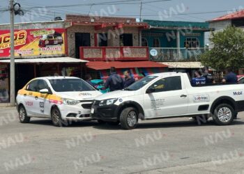 Choque entre taxi y camioneta deja solo daños materiales en Tapachula