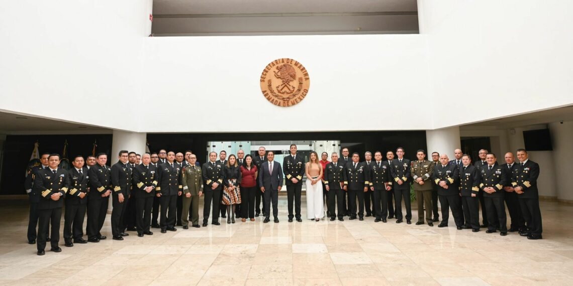 Eduardo Ramírez dicta conferencia en el Centro de Estudios Superiores Navales