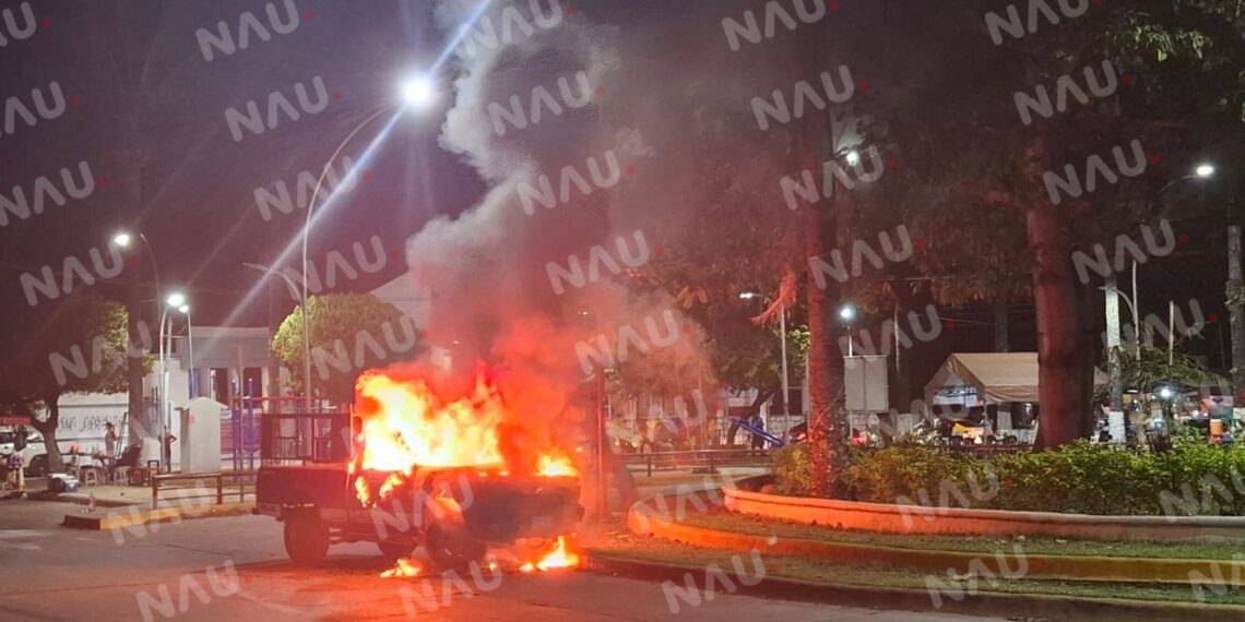Se incendia camioneta en la glorieta del Panteón Jardín en Tapachula