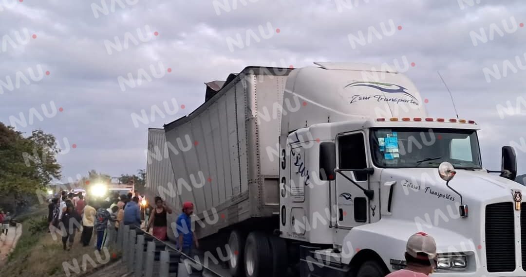 Dos accidentes de tráiler en la carretera Tonalá – Pijijiapan, provocan caos vial y saqueos masivos