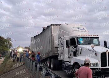 Dos accidentes de tráiler en la carretera Tonalá – Pijijiapan, provocan caos vial y saqueos masivos