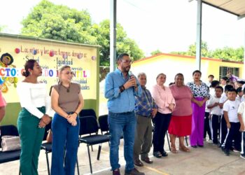 Julio Gamboa junto al IEPC promueven la democracia en escuelas primarias