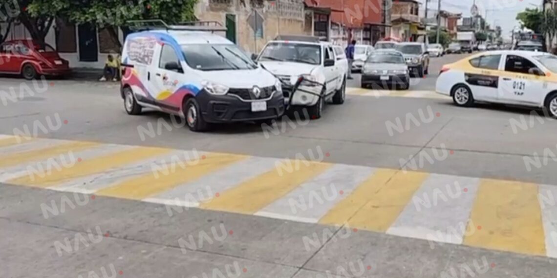 Percance vial por no respetar señalamiento deja solo daños materiales en Tapachula