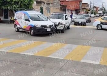 Percance vial por no respetar señalamiento deja solo daños materiales en Tapachula