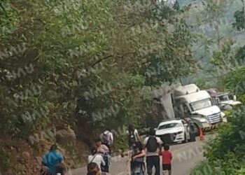 Tráiler sufre aparatosa volcadura en Tuzantán