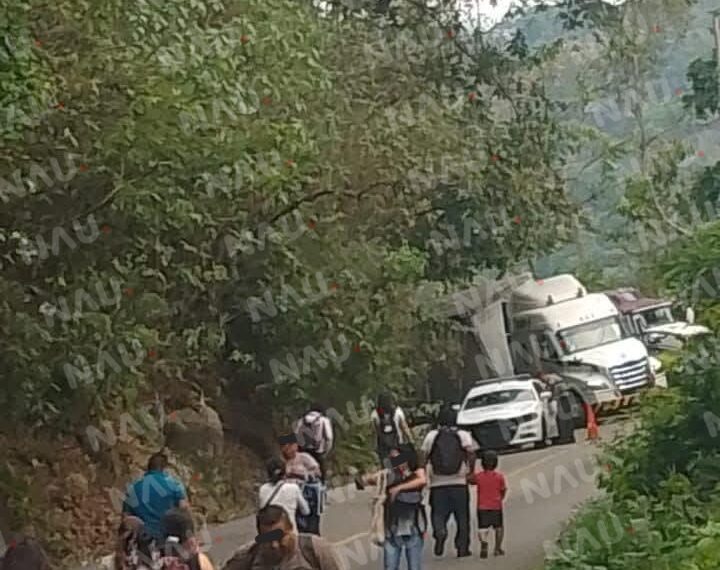 Tráiler sufre aparatosa volcadura en Tuzantán