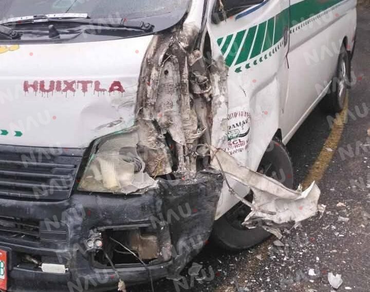 Chocan camioneta y combi de pasajeros en zona alta de Tuzantán: sólo daños materiales