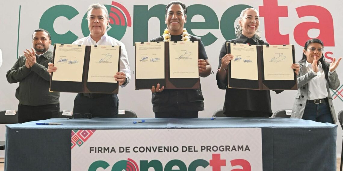 Eduardo Ramírez entrega chips del programa Conecta Chiapas a estudiantes del Tecnológico de Cintalapa