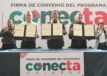 Eduardo Ramírez entrega chips del programa Conecta Chiapas a estudiantes del Tecnológico de Cintalapa