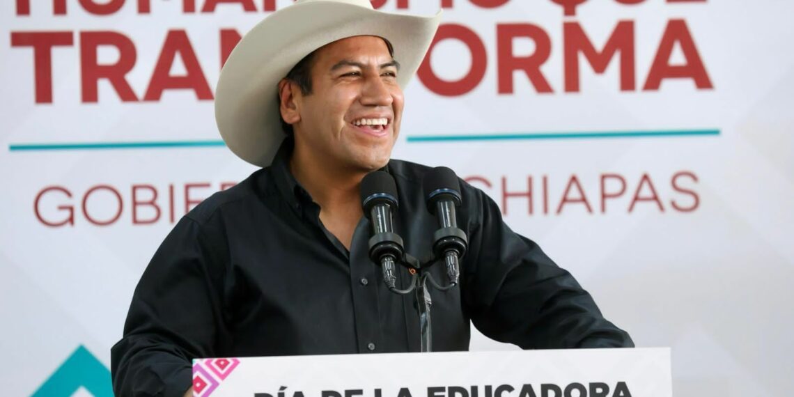 Eduardo Ramírez reconoce a educadoras y educadores y los invita a sumarse al programa Chiapas Puede