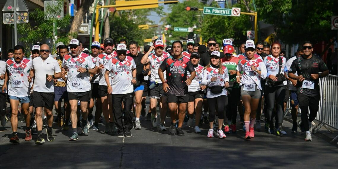 Con alegría y entusiasmo, Eduardo Ramírez corre por la paz junto a más de 15 mil personas