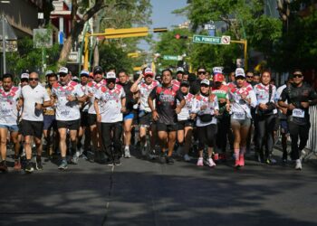 Con alegría y entusiasmo, Eduardo Ramírez corre por la paz junto a más de 15 mil personas
