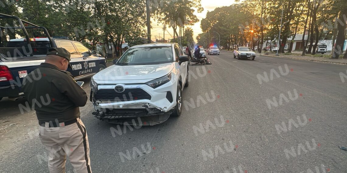 Motociclista resulta lesionado tras ser impactado por camioneta en la carretera Antiguo Aeropuerto