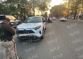 Motociclista resulta lesionado tras ser impactado por camioneta en la carretera Antiguo Aeropuerto