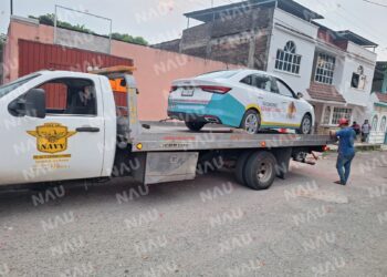 Detienen carro con placas particulares que simulaba servicio de taxis protegido por líder social