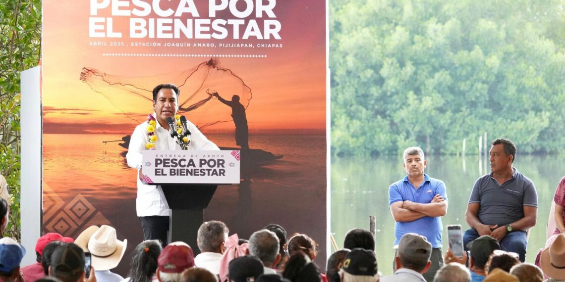 Eduardo Ramírez impulsa desarrollo pesquero en Pijijiapan con entrega de apoyos