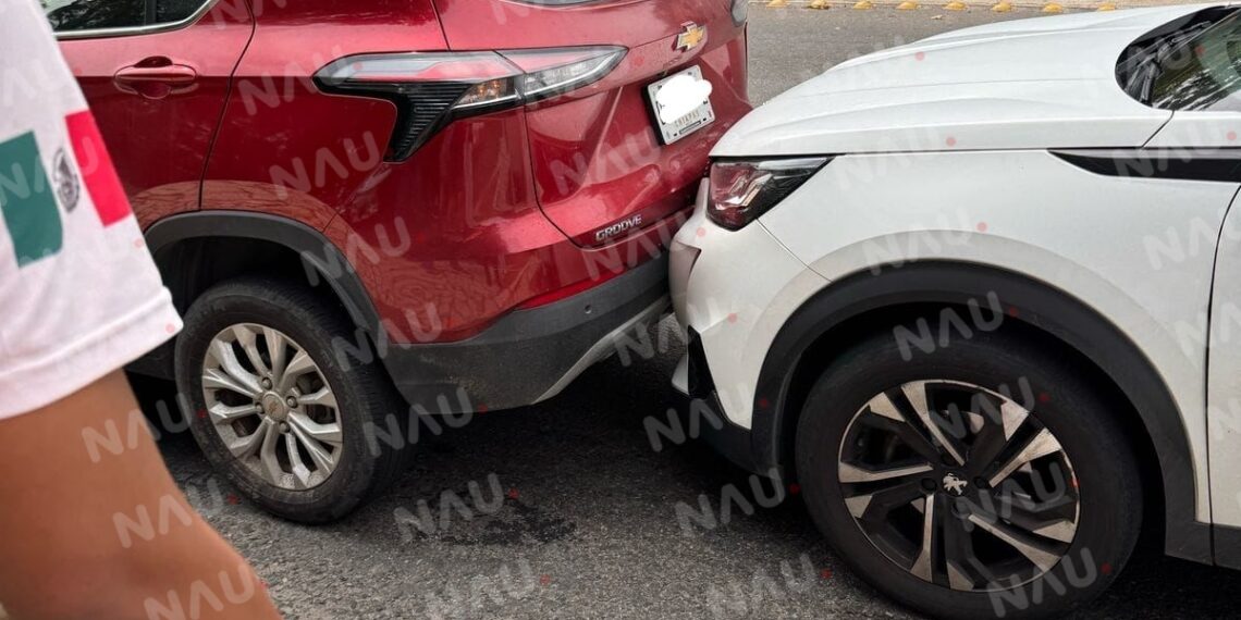 Accidente vehicular provoca carambola en curva de Framboyanes