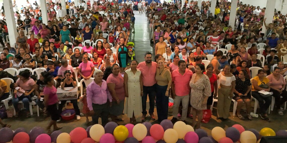 Julio Gamboa festeja a las mamás de Tuxtla Chico