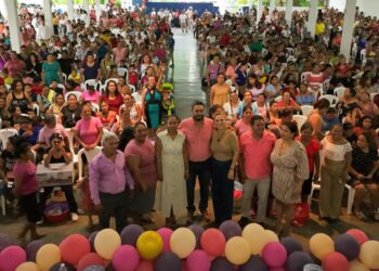 Julio Gamboa festeja a las mamás de Tuxtla Chico