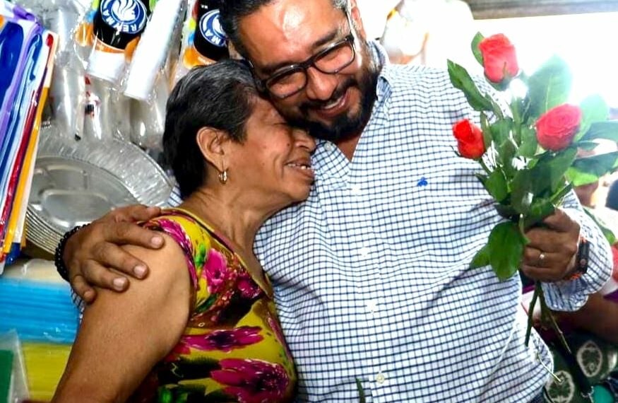 Al ritmo de mariachis y marimba, Julio Gamboa continúa celebrando el Día de las Madres