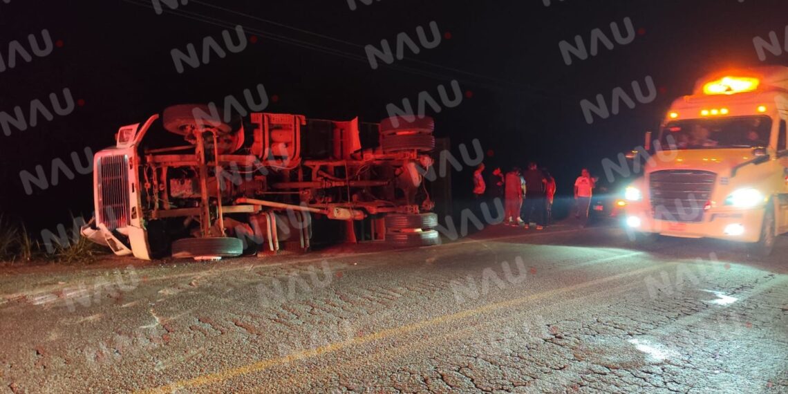 Volcadura de camión de volteo en Tapachula deja solo daños materiales