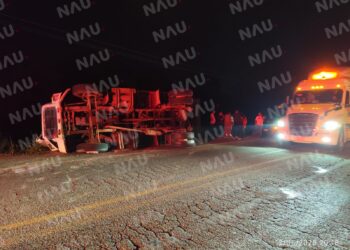 Volcadura de camión de volteo en Tapachula deja solo daños materiales