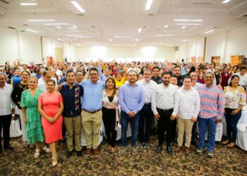 Yamil Melgar reconoce a trabajadores del COBACH