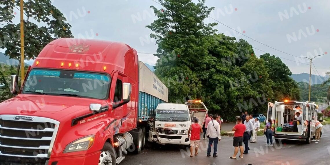 Choque entre colectivo y tráiler en la carretera Huixtla – Tapachula, deja tres heridos