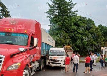 Choque entre colectivo y tráiler en la carretera Huixtla – Tapachula, deja tres heridos