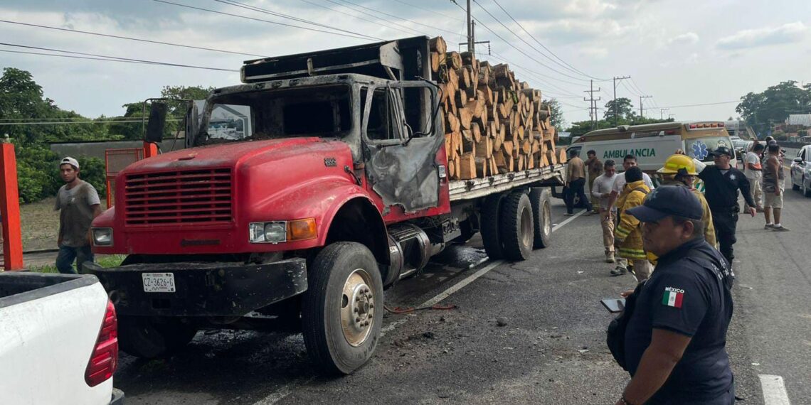PC Tuxtla Chico sofoca incendio de camión cargado de leña