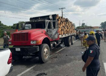 PC Tuxtla Chico sofoca incendio de camión cargado de leña