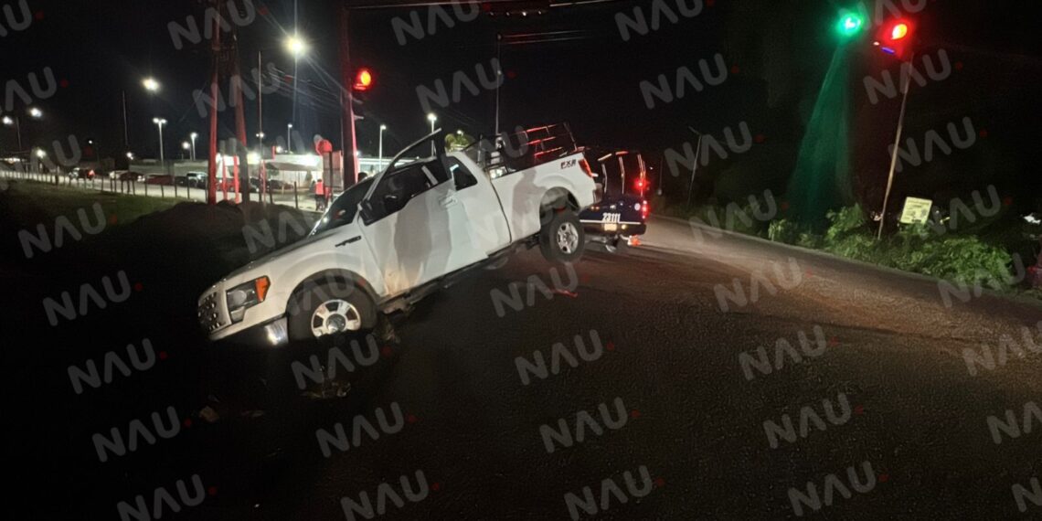 Camioneta cae a zanja en el Libramiento Sur de Tapachula; se presume conductor ebrio