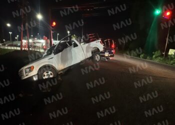 Camioneta cae a zanja en el Libramiento Sur de Tapachula; se presume conductor ebrio