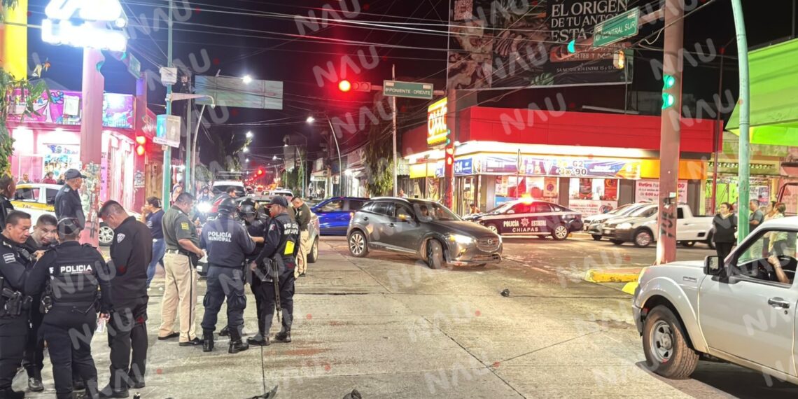 Grave accidente entre motocicleta y automóvil en el centro de Tapachula
