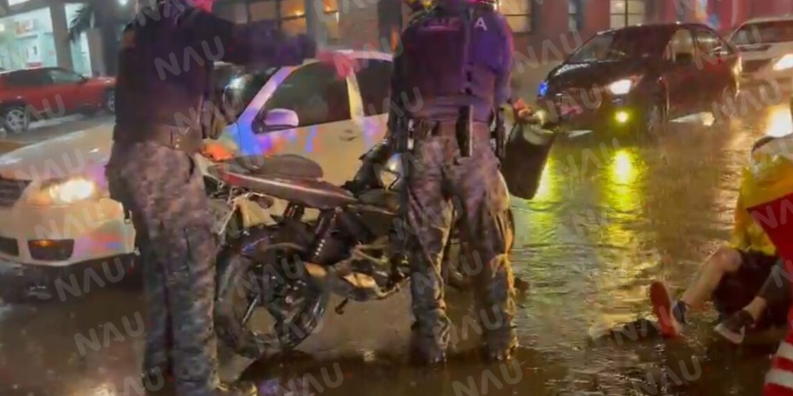 Motociclista derrapa tras maniobra evasiva; el responsable huyó del lugar