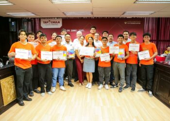 Yamil Melgar reconoce la participación de estudiantes de la UNACH en concurso nacional