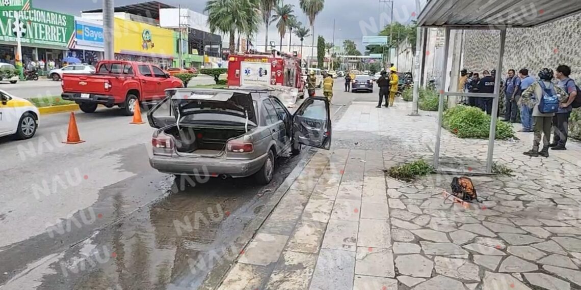 Incendio de vehículo provoca movilización de bomberos en Tapachula
