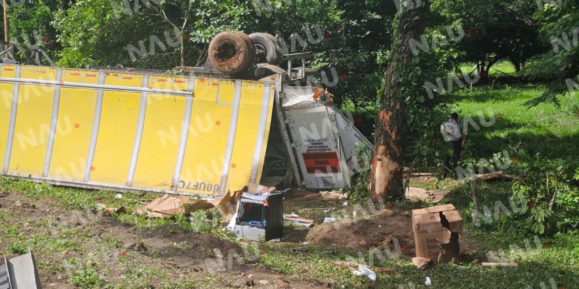 Investigan accidente de tráiler en Mapastepec; un hombre resultó herido