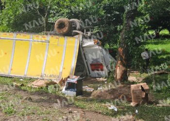 Investigan accidente de tráiler en Mapastepec; un hombre resultó herido