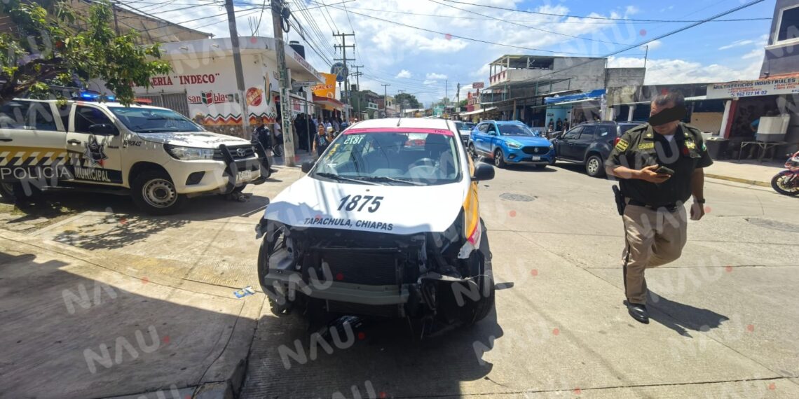 Motociclista resulta lesionado tras choque contra taxi en la colonia Indeco Cebadilla