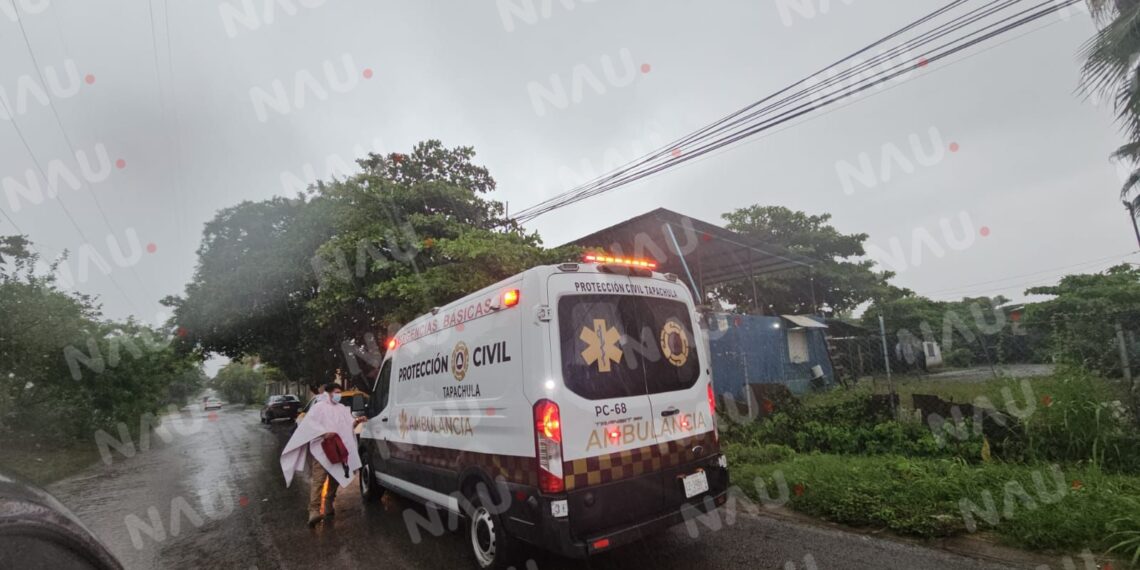 Motociclista sufre percance con su familia tras caer en bache en Tapachula