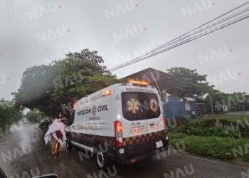 Motociclista sufre percance con su familia tras caer en bache en Tapachula