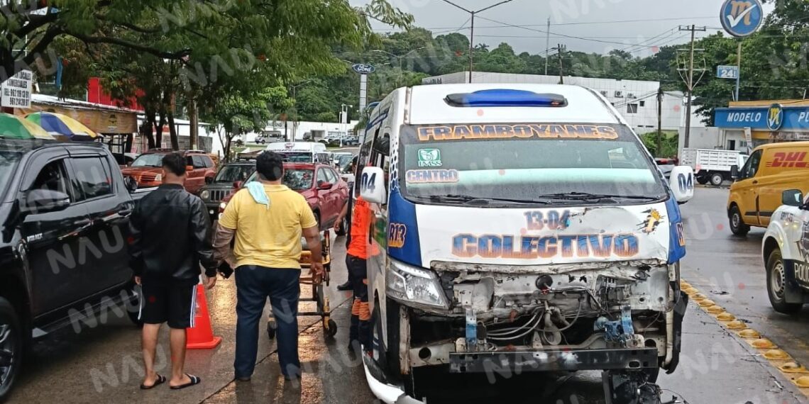 Mujer y su hijo resultan heridos tras choque con fuga en colonia Democracia