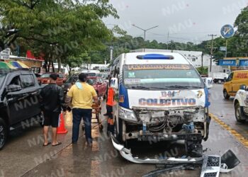 Mujer y su hijo resultan heridos tras choque con fuga en colonia Democracia