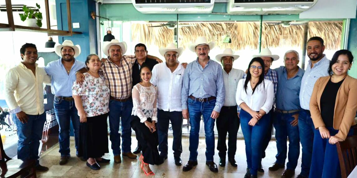 Julio Gamboa sostiene reunión con productores y empresarios del rambután de Tuxtla Chico y de la región