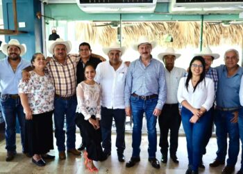 Julio Gamboa sostiene reunión con productores y empresarios del rambután de Tuxtla Chico y de la región