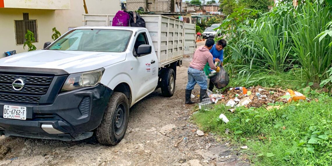Ayuntamiento continúa desazolve y limpieza en drenes pluviales